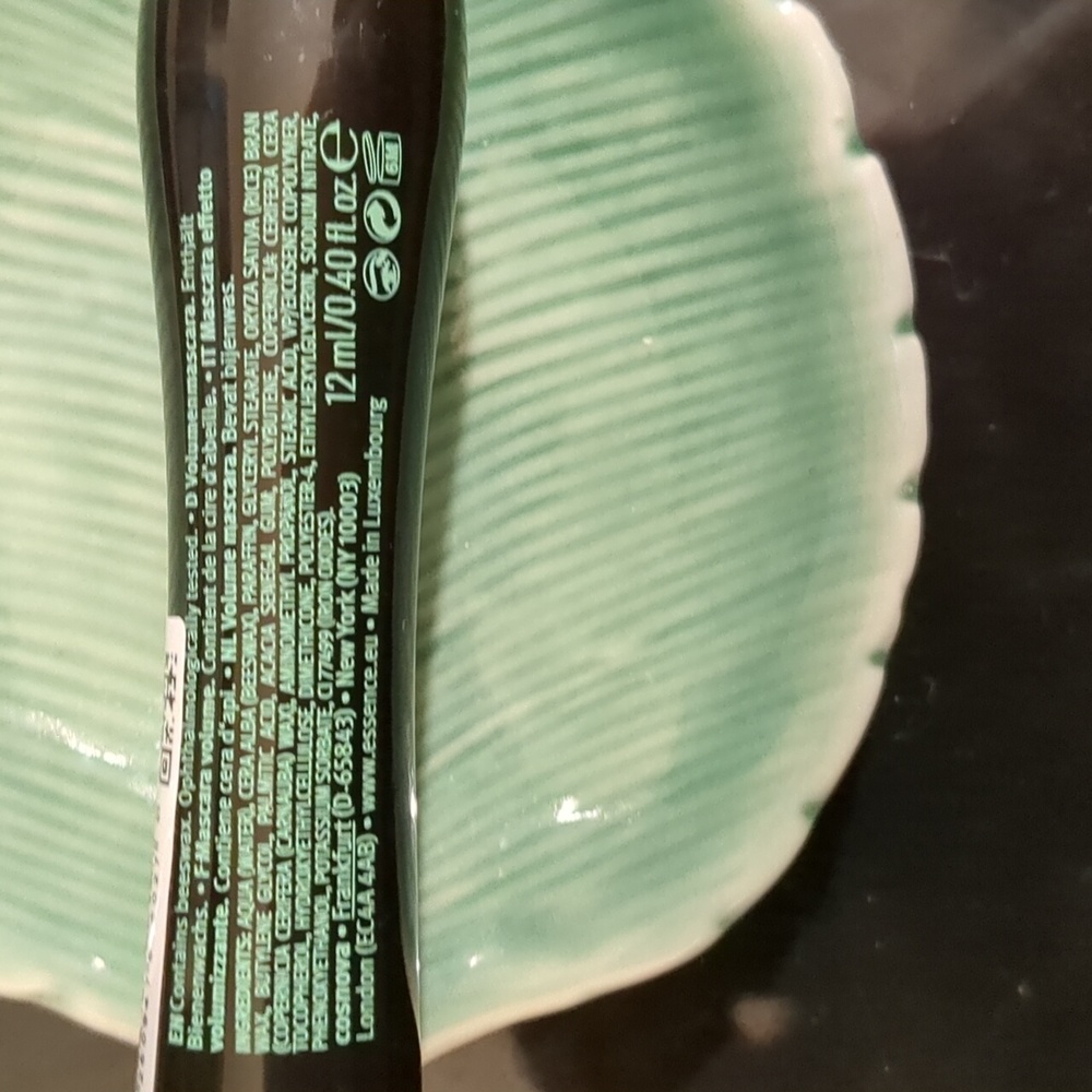 Mascara - Picture 2 of 2